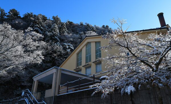 大山寺エリアにコンビニとガソリンスタンドはございません。